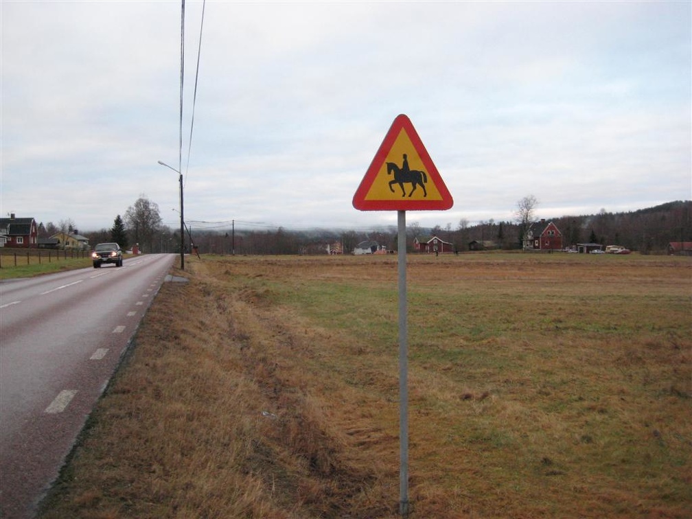 Nya varningsskyltar på "Sörby-rakan". Vägverket stöttar oss, till skillnad mot kommunen??