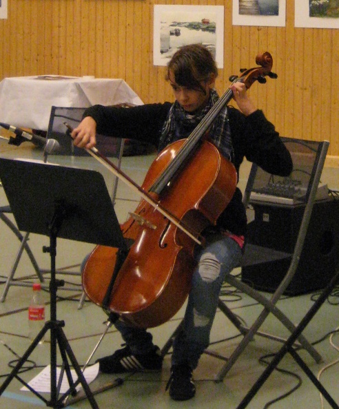 Cornelia Batalow underhöll med finstämt cellospel