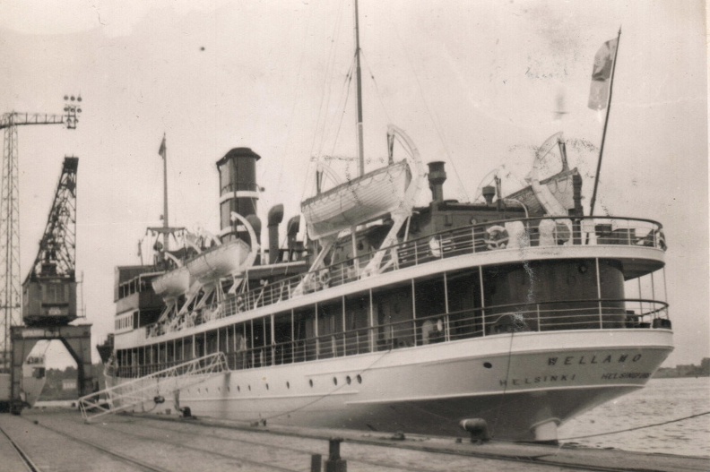 20_1951-08-11 steg familjerna Autio och Hartikainen av Finlandsbåten Wellamo på Skeppsbron i Stockholm.jpg