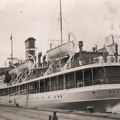 20 1951-08-11 steg familjerna Autio och Hartikainen av Finlandsbåten Wellamo på Skeppsbron i Stockholm