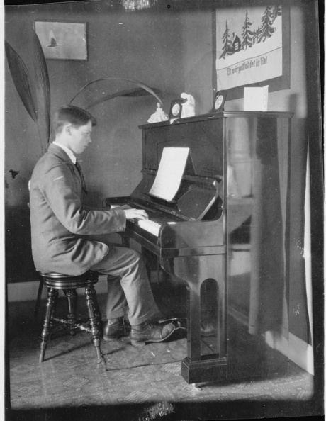 04_Arnold Johnsson vid Piano 1920-t.JPG