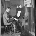 04 Arnold Johnsson vid Piano 1920-t