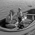 Arthur, son till Johan och Emma, med sin son Erland försöker starta en båtmotor tillverkad av Sjöstrand.
