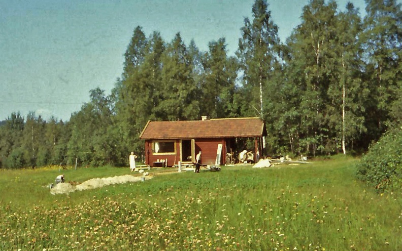 Arthur (son till Emma) och Ingeborg bosatta i Hofors bygger sin sommarstuga uppe vid skogskanten.