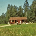 Arthur (son till Emma) och Ingeborg bosatta i Hofors bygger sin sommarstuga uppe vid skogskanten.