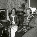 Avnjuter en radiosändning 1928
