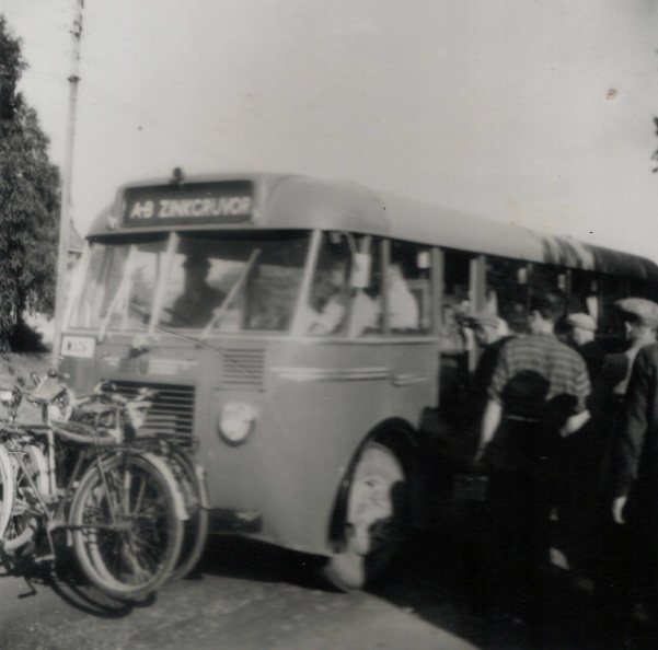 39_1953 Gruvbussen vid Signes kiosk (2).jpg